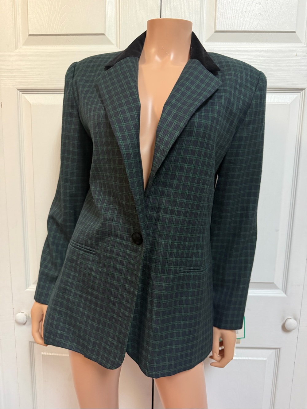 VTG Green and Blue Plaid Blazer w/ Black Velvet Collar Size 10 NOS